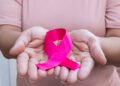 Outubro Rosa: saiba como se proteger do câncer de mama e do colo do útero