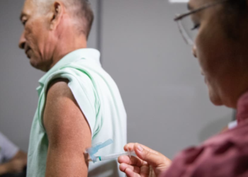 Ministério da Saúde inicia plano piloto de vacinação contra a dengue com imunizante 100% brasileiro